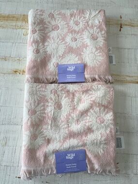 Wild Sage Maisie Daisy Bath Towels Set of 2 NWT Blush White Floral Cotton 30x54